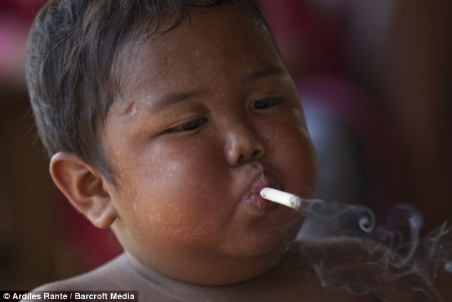 Indonesian Baby That Smokes 40 Cigarettes Per Day - MojiDelano.Com